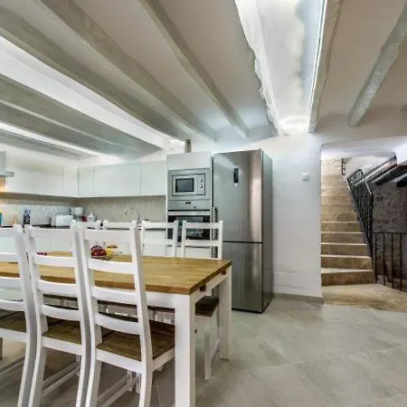 Sleeps 8 With Pool Air Con And Wifi *